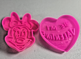 1995 WALT DISNEY Pink Plastic Cookie Cutter, Minnie  Mouse Face, and Val... - €8,47 EUR