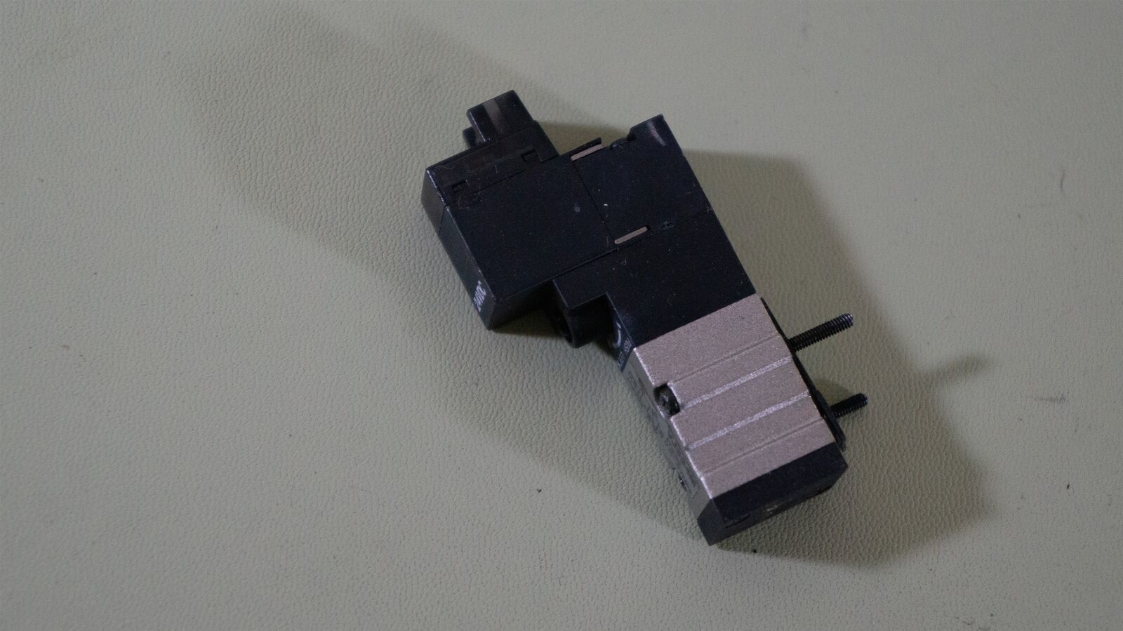 SMC VJ324M Solenoid Valve , 0.15~0.7 MPa , 24VDC , has screws + gasket - $9.77