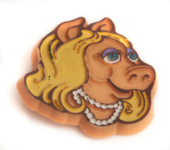 Vintage Miss Piggy Henson Muppet 1979 Plastic Pin - £8.41 GBP