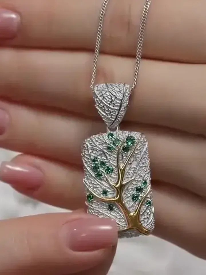 Women&#39;s neck pendant 925 sterling silver with scattering of nano-emeralds - $119.00