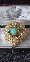VINTAGE 1970-s Jolie broche florale en verre vert doré et strass. - $28.28
