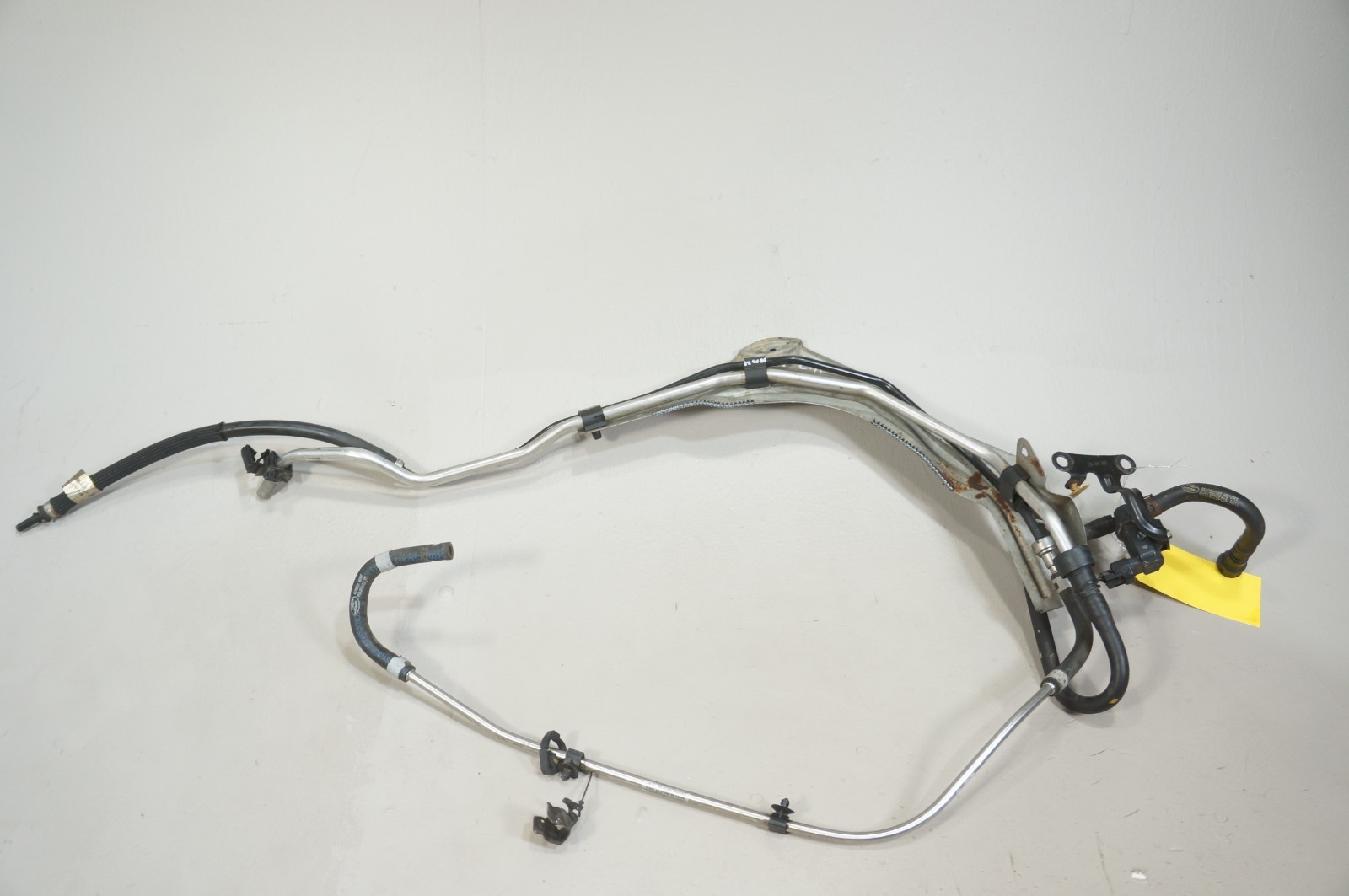 06-2009 land range rover sport L320 4.2l engine fuel rail undercariage Item image 3