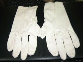 Vintage Ladies Ivory Button Accent Gloves - £7.75 GBP