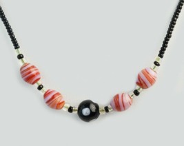 Vintage 1980&#39;s Red Swirl and Black Seed Bead Necklace 17&quot; Barrel Clasp - £9.52 GBP