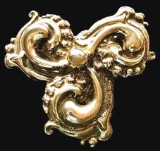 Vintage Statement Brooch Pin Goldtone Baroque Revival 1940s - €23,82 EUR Vintage Statement Brooch Pin Goldtone Baroque Revival 1940s - €23,82 EUR