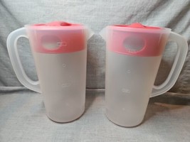Set of 2 Rubbemaid 1A18 Water Pitchers w/Red Strainers, 2.25 QT/2.1L - £14.87 GBP