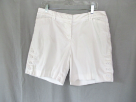 Talbots shorts women&#39;s button accents Size 10 white chino women inseam 7&quot; - £12.34 GBP
