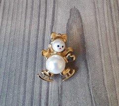 Christmas Winter Holiday Lapel Hat Pin - Pearl Gold Tone Snowman Ice Skates - £6.21 GBP