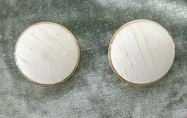 Vintage 1980s Gold Tone &amp; Linen Fabric Medallion Runway Pierced Earrings 1.5&quot; - £12.49 GBP