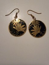 Vintage Earrings Circle Black And Gold Tone Plant Flower Design - £19.57 GBP