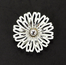 Vintage Flower Brooch Sarah Coventry Jewelry White Petals Enamel Pendant - £11.64 GBP