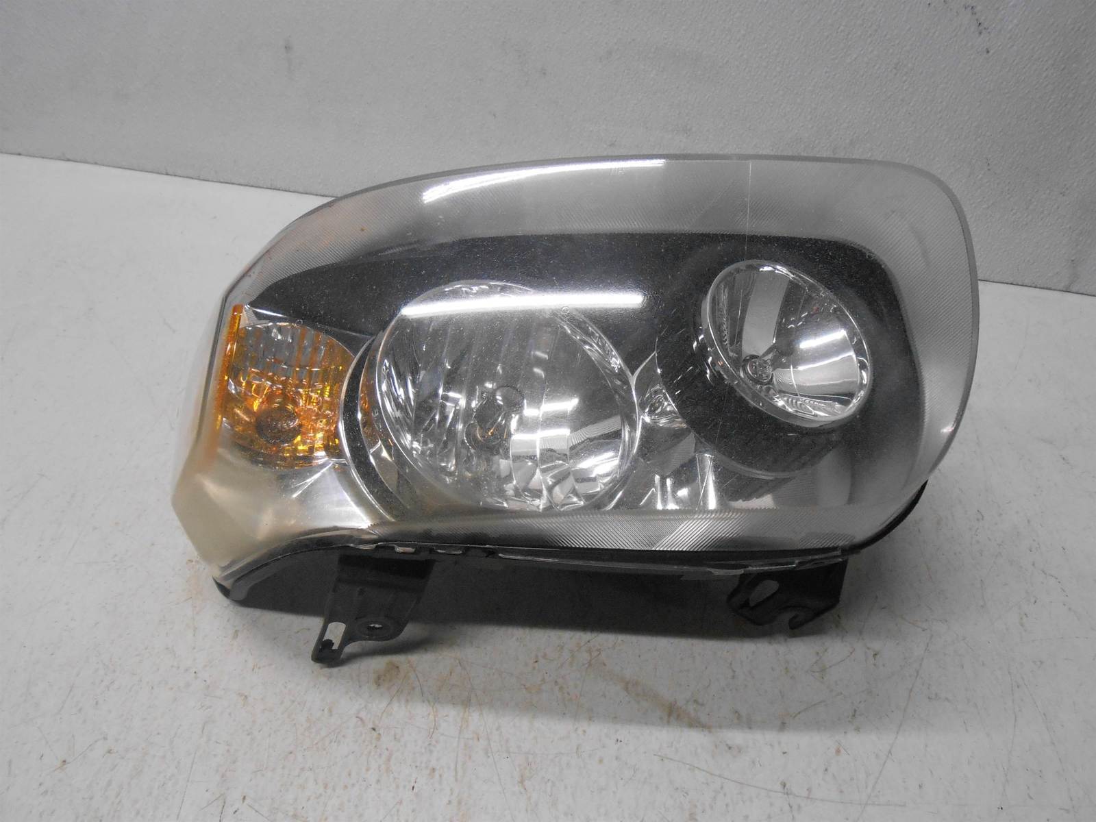 2006 ford escape Headlight Front Left Driver side - $49.75