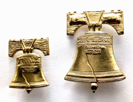 Lot 2 Liberty Bell Pins Gold Tone Patriotic American Independence Histor... - €12,75 EUR