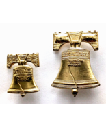 Lot 2 Liberty Bell Pins Gold Tone Patriotic American Independence Histor... - €12,75 EUR