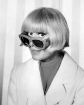 Carol Channing classic 1960&#39;s portrait in huge sunglasses 8x10 photo - £7.75 GBP
