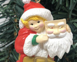 Vtg 1991 Natale Charmers Santa&#39;s Best Ornamento Decorazione Elfo Medicaz... - $13.86