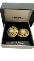Vintage Chanel Pearl Large Round Gold Tone Logo Clip On Earrings 1  1/8&quot;  - £268.97 GBP
