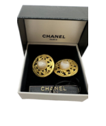 Vintage Chanel Pearl Large Round Gold Tone Logo Clip On Earrings 1  1/8&quot;  - £268.05 GBP
