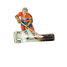 Vintage Chicago Black Hawks Tin Litho Hockey Player 2.5&quot; - $155.17 MXN