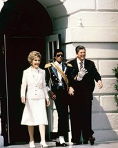 Ronald Reagan &amp; Nancy Reagan pose with Michael Jackson 8x10 inch photo - £7.66 GBP