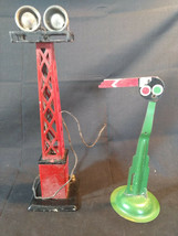 Old Vtg Tin Model Railroad Signal Crossing Toy &amp; Model Railroad Light Tower Toy - £24.01 GBP