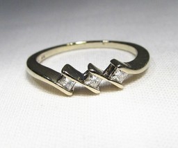 Designer Kate McCullar 14K White Gold Princess 3 Stone .12tcw Diamond Ring C1683 - £145.75 GBP