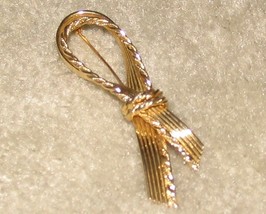 Vintage Goldtone Bow Pin - £4.68 GBP