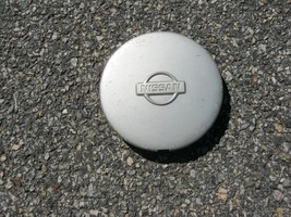 One factory 1995 to 1999 Nissan Sentra center cap hubcap 40315-4B010 - £7.61 GBP