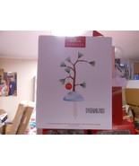 Hallmark Keepsake &quot;Charlie Brown Christmas Ornament &amp; Stocking Hanger&quot; 2... - $633.01 MXN