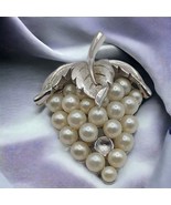 Vintage 60&#39;s Trifari Silverstone Grape Cluster brooch. 1 pearl missing - €56,44 EUR