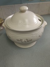 Pfaltzgraff &quot;Heirloom&quot; Covered Soup Tureen #160  Gray White Flower - $13.40