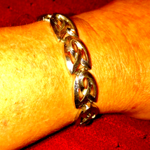Beautifully textured silver Monet vintage bracelet - £19.49 GBP