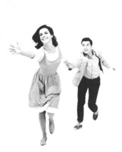 West Side Story Richard Beymer &amp; Natalie Wood run holding hands 4x6 inch photo - £4.71 GBP