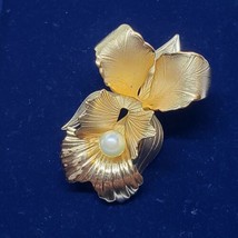 Signed Cerrito Original 1982 Gold Tone Orchid Brooch Pin White Faux Pearl - £15.94 GBP