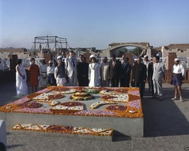 First Lady Jacqueline Kennedy at Mahatma Gandhi Memorial in India New 8x10 Photo - £6.93 GBP