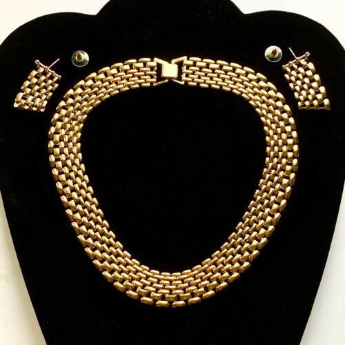 Mesh Link Collar 3/4 Inch Wide Gold Tone Metal Necklace & Earrings Jewelry Set - $54.95