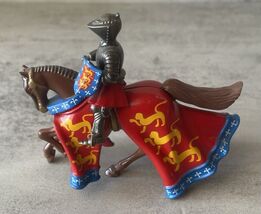 Britains Metal Mounted Medieval Knight Vtg 1997 Red/Blue Unboxed - Incom... - $243.30 MXN