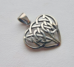 925 STERLING SILVER KNOTTED CELTIC HEART PENDANT - $649.73 MXN