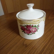 Collectible Sugar Bowl &amp; Lid in the Sydney Roses pattern by Farberware. ... - £8.87 GBP