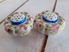 VTG Floral Flower Shaped Scalloped Salt and Peper Shakers Cork Bottoms 1.5&quot; Tall - £9.10 GBP