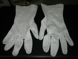 Vintage Ladies White Button Accent Gloves - $10.78