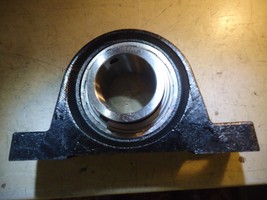 B8#AM  2 BOLT PILLOW BLOCK W/ UC213-40-R3 INSERT BEARING NNB - $68.30
