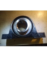 B8#AM  2 BOLT PILLOW BLOCK W/ UC213-40-R3 INSERT BEARING NNB - $1,270.61 MXN