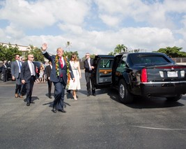 President Donald Trump and Melania get in limousine in Hawaii Photo Print - £7.15 GBP+