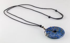 Splendido Pesante Lapislazzuli Scolpito Disco Ciondolo con Argento Filo ... - $628.42