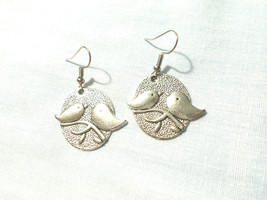 Love Birds In Oval Shape On A Tree Branch Silver Alloy Pair Of Earrings - £5.58 GBP