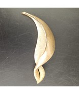 Crown Trifari Vintage Pin Brooch Leaf Brushed Gold Textured Signed MCM - $342.12 MXN