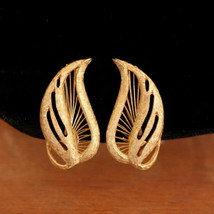 Vintage MONET Classic Mid Century 10k Gold Plated Floral Feather Clip Earrings - £29.46 GBP