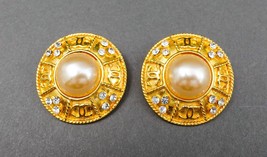 Chanel Vintage CC Logo Round Gold Tone Faux Mabe Pearl Rhinestone Clip Earrings - £399.66 GBP
