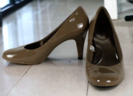 Merona Euc Pumps Woman Size 9, Taupe, Round Toe 3&quot; HEELS/SHOES, Closed Toes - £12.30 GBP
